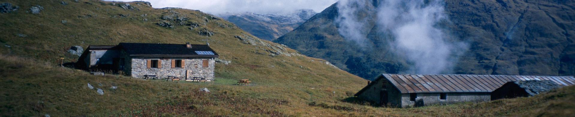 Le refuge de la Martin et son ancienne étable à droite - ancien alpage 