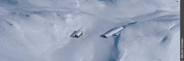 Déneigement au refuge de La Martin